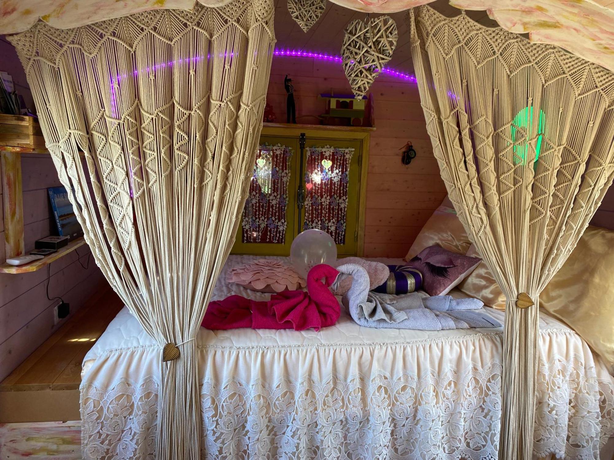 Holiday home Roulotte Pour Nuit En Amoureux Equipee.. *