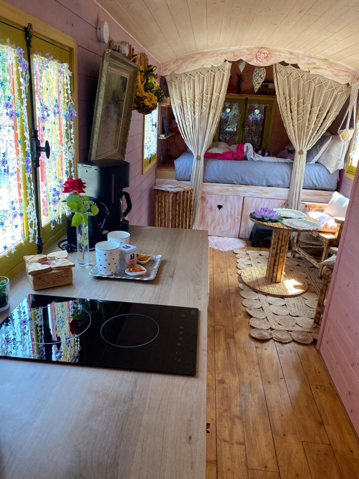 Roulotte Pour Nuit En Amoureux Equipee.. Holiday home Noyelles-sur-Mer